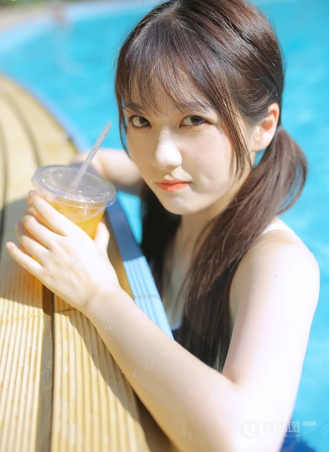 清新可人又俏皮，白皙线条感泳装少女泳池游泳写真图片