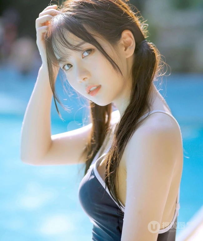 清新可人又俏皮，白皙线条感泳装少女泳池游泳写真图片