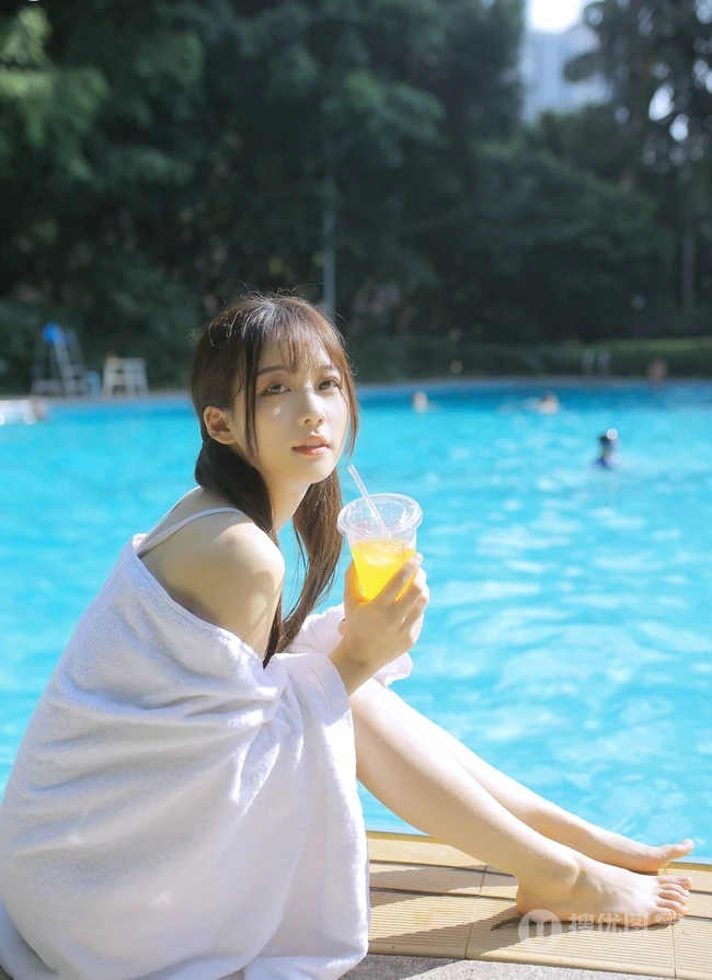 清新可人又俏皮，白皙线条感泳装少女泳池游泳写真图片