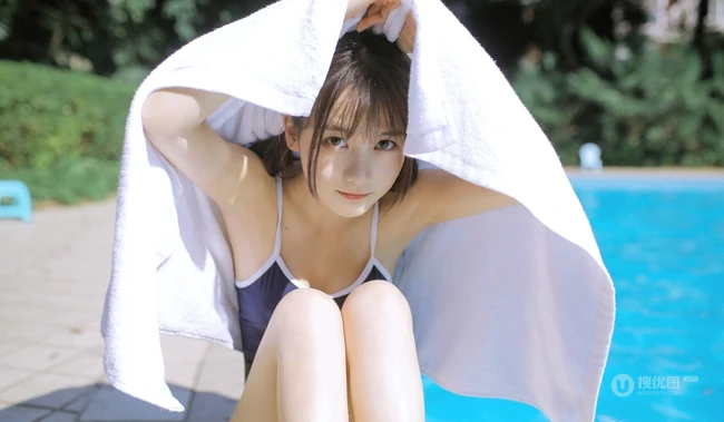 清新可人又俏皮，白皙线条感泳装少女泳池游泳写真图片