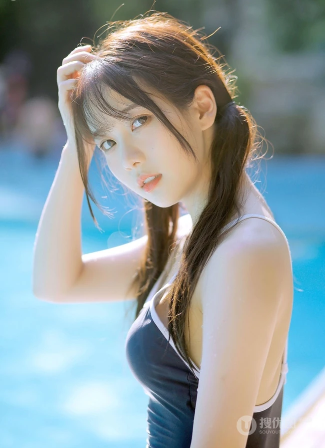 清新可人又俏皮，白皙线条感泳装少女泳池游泳写真图片