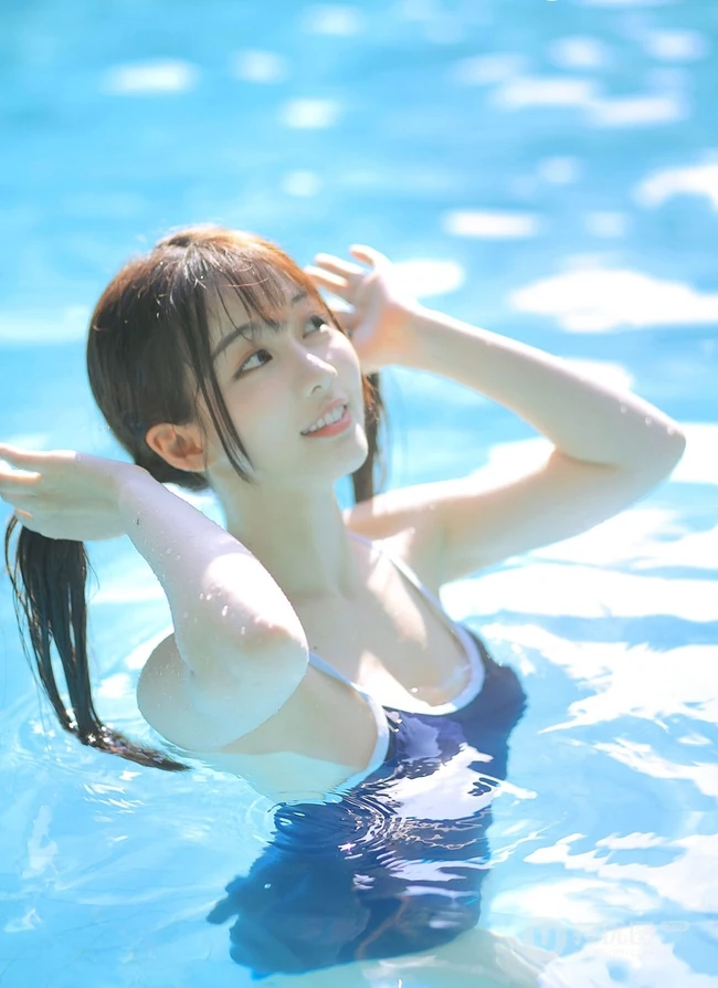 清新可人又俏皮，白皙线条感泳装少女泳池游泳写真图片