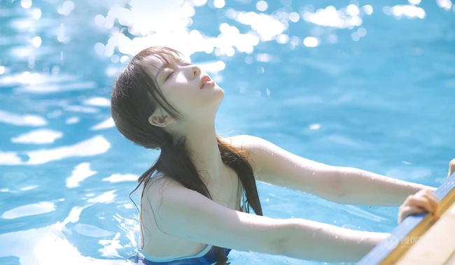 清新可人又俏皮，白皙线条感泳装少女泳池游泳写真图片