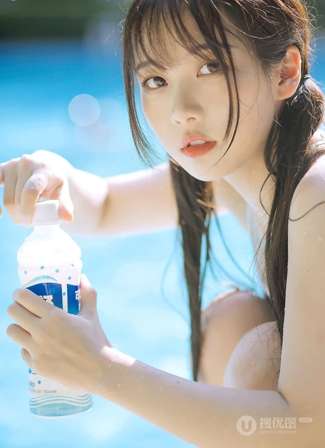 清新可人又俏皮，白皙线条感泳装少女泳池游泳写真图片