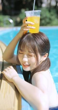清新可人又俏皮，白皙线条感泳装少女泳池游泳写真图片