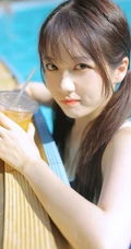 清新可人又俏皮，白皙线条感泳装少女泳池游泳写真图片