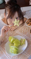 清新甜美小脸蛋少女佳人 小碎花睡裙舒适室内舒心图片