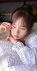 清新甜美小脸蛋少女佳人 小碎花睡裙舒适室内舒心图片