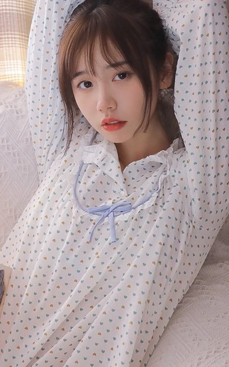 清新甜美小脸蛋少女佳人 小碎花睡裙舒适室内舒心图片
