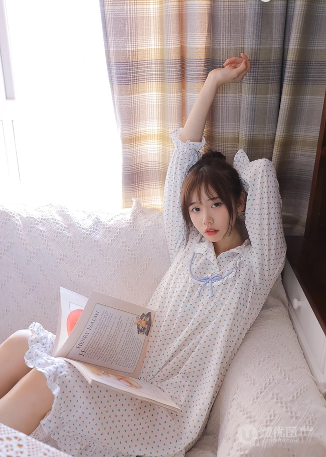 清新甜美小脸蛋少女佳人 小碎花睡裙舒适室内舒心图片