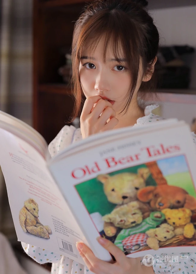 清新甜美小脸蛋少女佳人 小碎花睡裙舒适室内舒心图片
