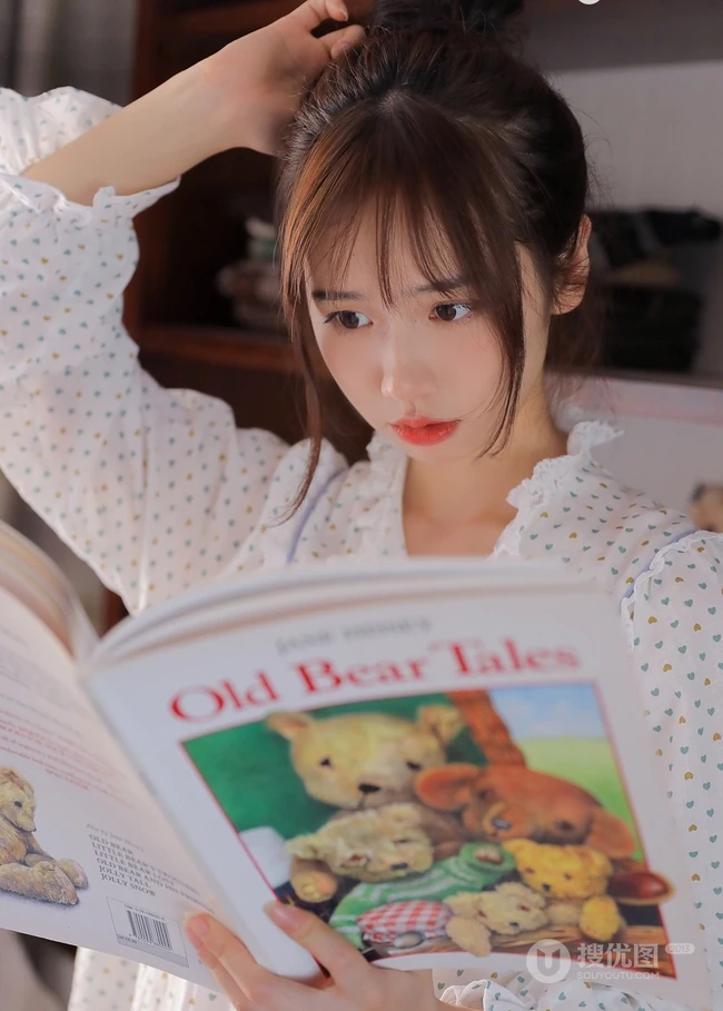 清新甜美小脸蛋少女佳人 小碎花睡裙舒适室内舒心图片