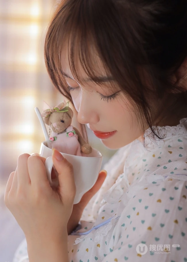 清新甜美小脸蛋少女佳人 小碎花睡裙舒适室内舒心图片