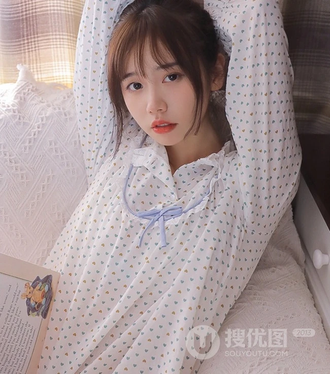 清新甜美小脸蛋少女佳人 小碎花睡裙舒适室内舒心图片