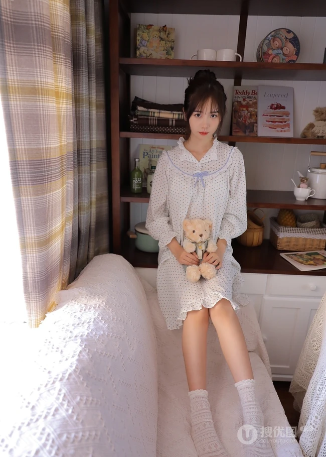 清新甜美小脸蛋少女佳人 小碎花睡裙舒适室内舒心图片