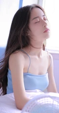 甜甜的小气质，丸子头发型线条感少女气质甜美室内写真图片