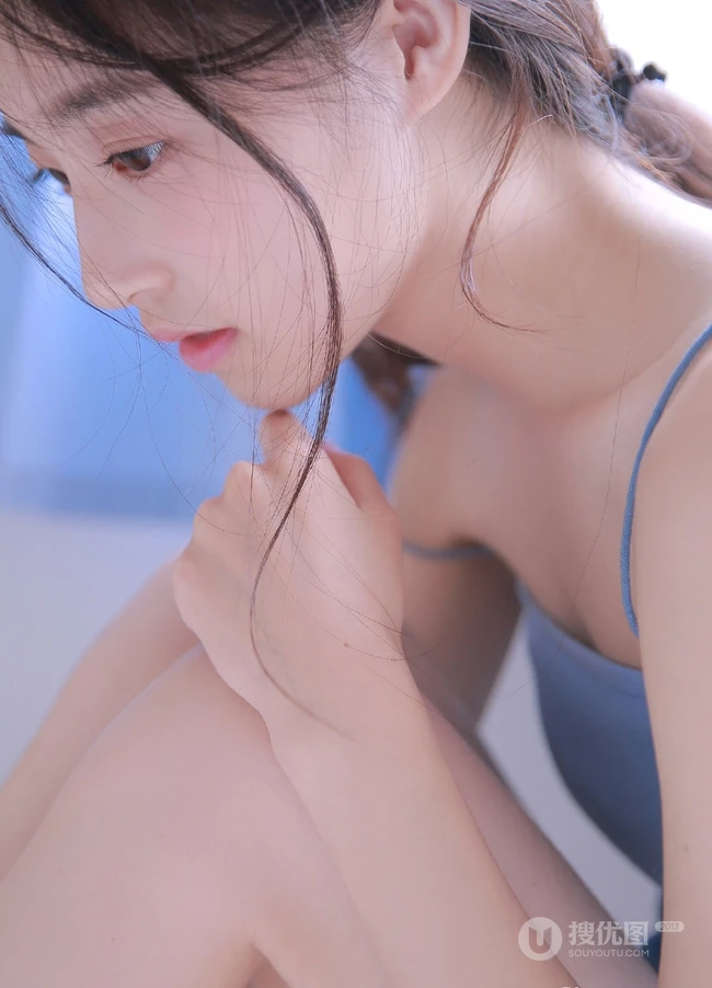 甜甜的小气质，丸子头发型线条感少女气质甜美室内写真图片