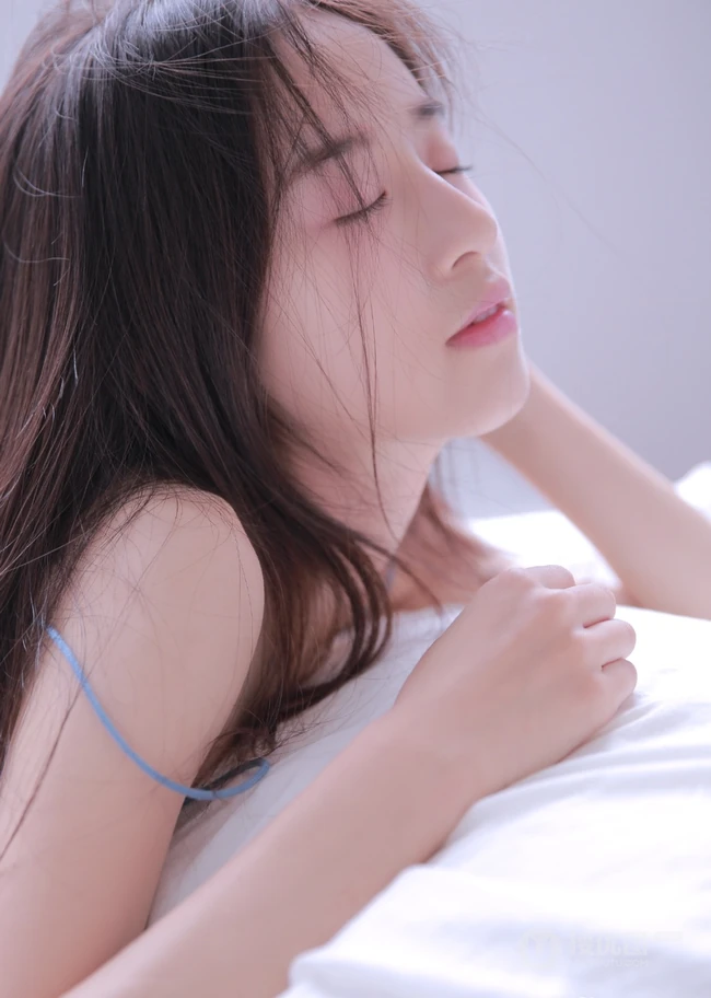 甜甜的小气质，丸子头发型线条感少女气质甜美室内写真图片