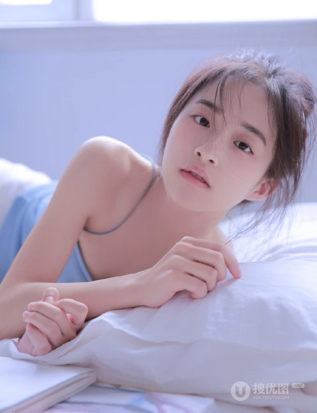 甜甜的小气质，丸子头发型线条感少女气质甜美室内写真图片