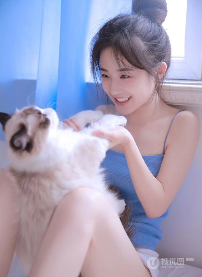 甜甜的小气质，丸子头发型线条感少女气质甜美室内写真图片
