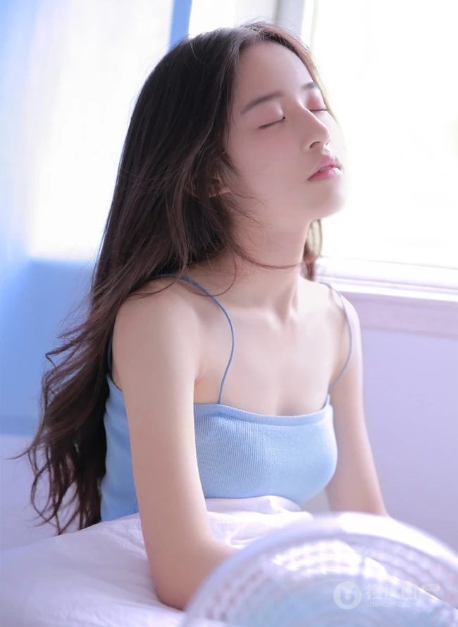 甜甜的小气质，丸子头发型线条感少女气质甜美室内写真图片