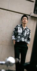 茅子俊个性时尚街拍写真 黑白拼图衬衫搭黑裤有型有款