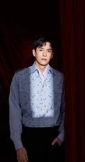 明星演员经超西装领带加手表帅气高清写真图片