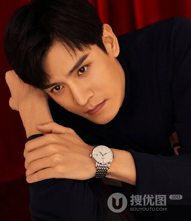 明星演员经超西装领带加手表帅气高清写真图片