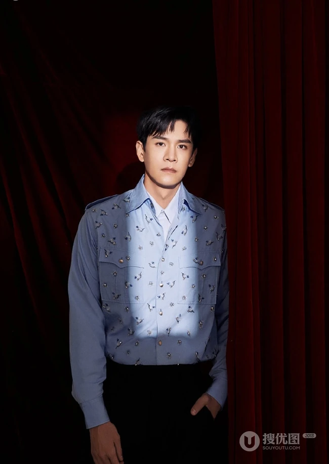 明星演员经超西装领带加手表帅气高清写真图片