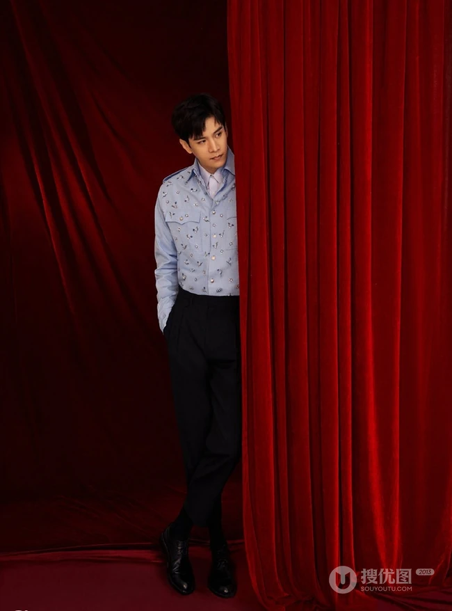 明星演员经超西装领带加手表帅气高清写真图片