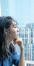时尚酷女孩邢菲最新写真，编发发型搭白衣牛仔漂亮动人