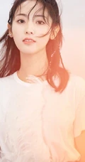 时尚酷女孩邢菲最新写真，编发发型搭白衣牛仔漂亮动人