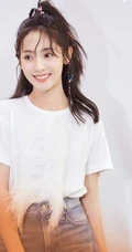 时尚酷女孩邢菲最新写真，编发发型搭白衣牛仔漂亮动人