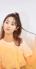 时尚酷女孩邢菲最新写真，编发发型搭白衣牛仔漂亮动人