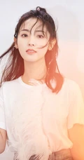 时尚酷女孩邢菲最新写真，编发发型搭白衣牛仔漂亮动人