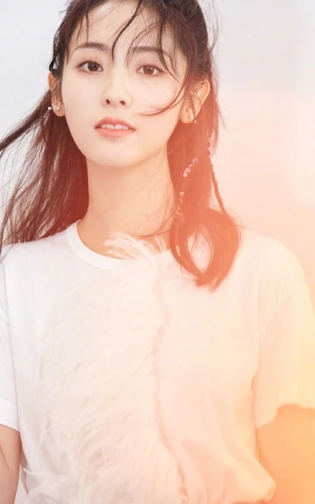 时尚酷女孩邢菲最新写真，编发发型搭白衣牛仔漂亮动人