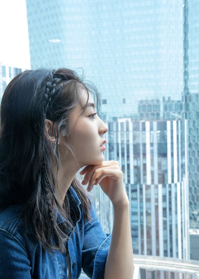 时尚酷女孩邢菲最新写真，编发发型搭白衣牛仔漂亮动人