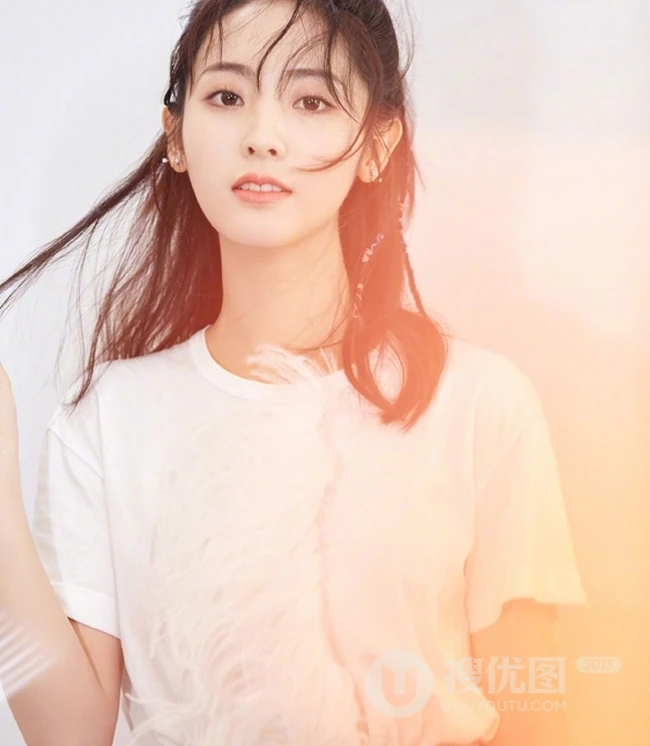 时尚酷女孩邢菲最新写真，编发发型搭白衣牛仔漂亮动人