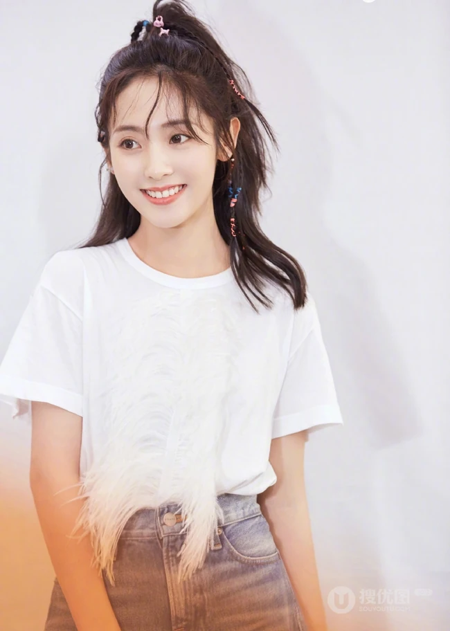 时尚酷女孩邢菲最新写真，编发发型搭白衣牛仔漂亮动人