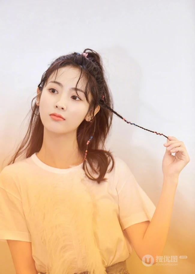 时尚酷女孩邢菲最新写真，编发发型搭白衣牛仔漂亮动人