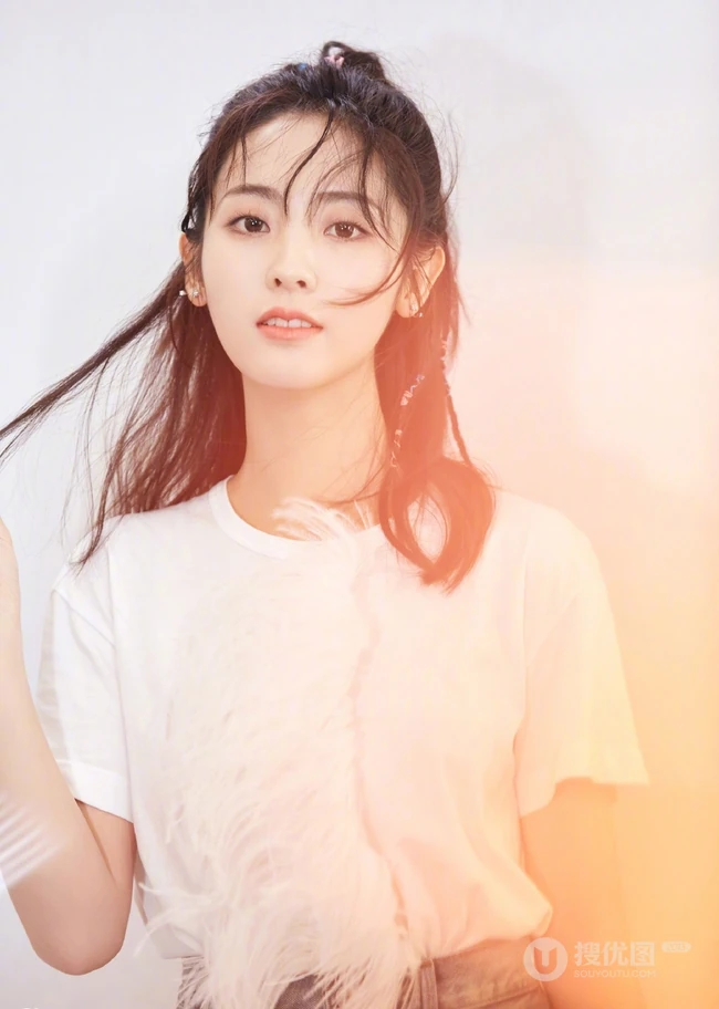 时尚酷女孩邢菲最新写真，编发发型搭白衣牛仔漂亮动人