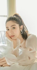 邢菲甜美气质轻纱牛仔裙室内写真，不止清新，还有小气质