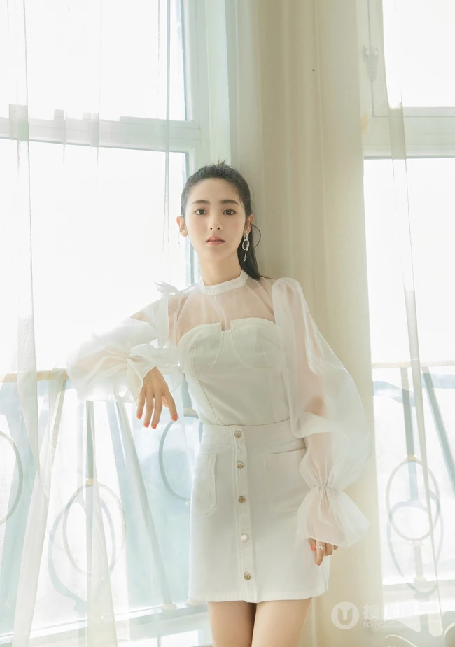 邢菲甜美气质轻纱牛仔裙室内写真，不止清新，还有小气质