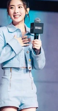 女明星邢菲《演员请就位》清新可爱舞台照短裤线条感图片
