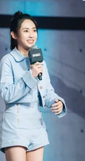 女明星邢菲《演员请就位》清新可爱舞台照短裤线条感图片