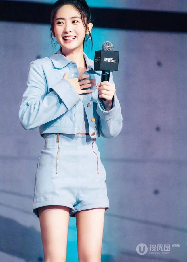 女明星邢菲《演员请就位》清新可爱舞台照短裤线条感图片