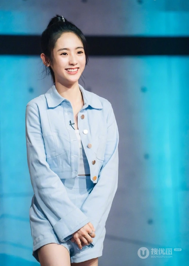 女明星邢菲《演员请就位》清新可爱舞台照短裤线条感图片