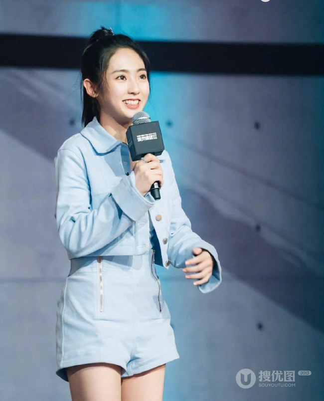 女明星邢菲《演员请就位》清新可爱舞台照短裤线条感图片
