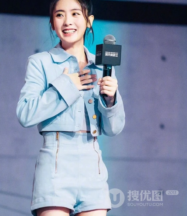 女明星邢菲《演员请就位》清新可爱舞台照短裤线条感图片