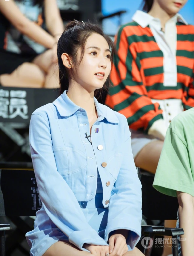 女明星邢菲《演员请就位》清新可爱舞台照短裤线条感图片